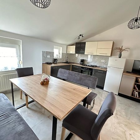 Apartmani Sandra Malinska Sveti Vid-Miholjice Exteriör bild