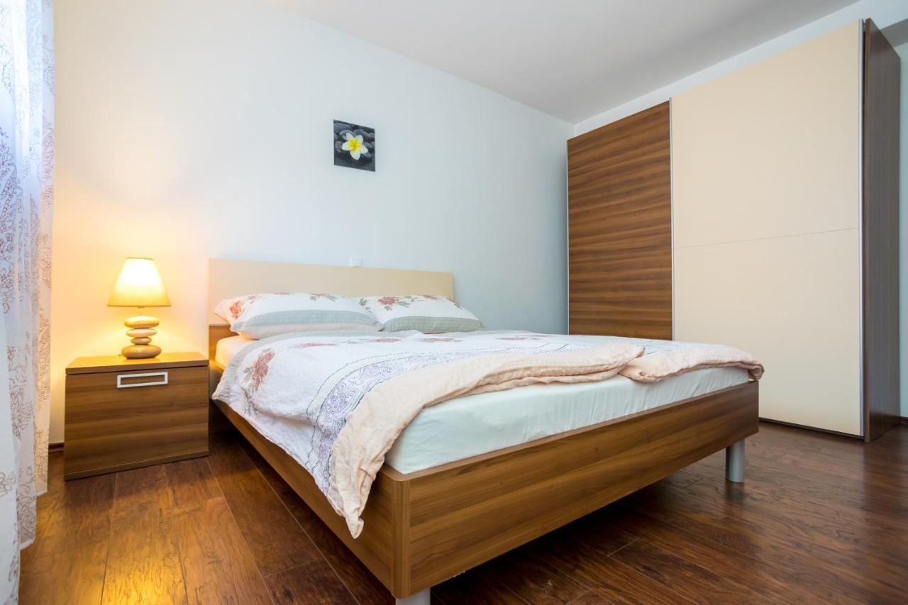 Apartmani Sandra Malinska Sveti Vid-Miholjice Exteriör bild