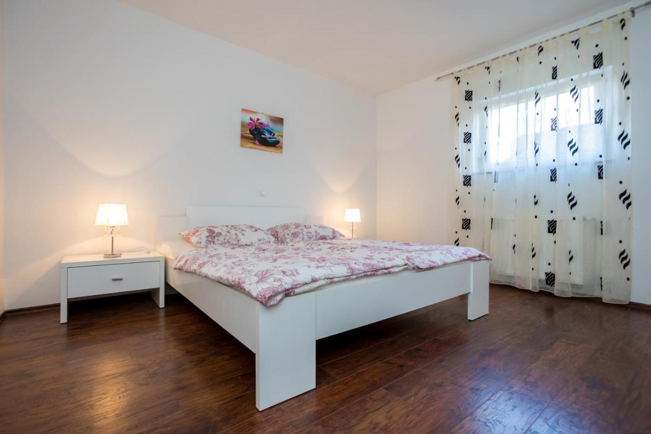 Apartmani Sandra Malinska Sveti Vid-Miholjice Exteriör bild