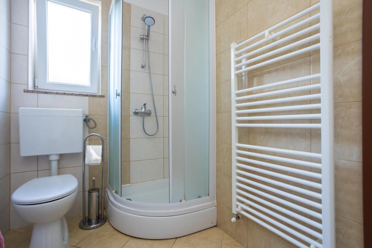 Apartmani Sandra Malinska Sveti Vid-Miholjice Exteriör bild