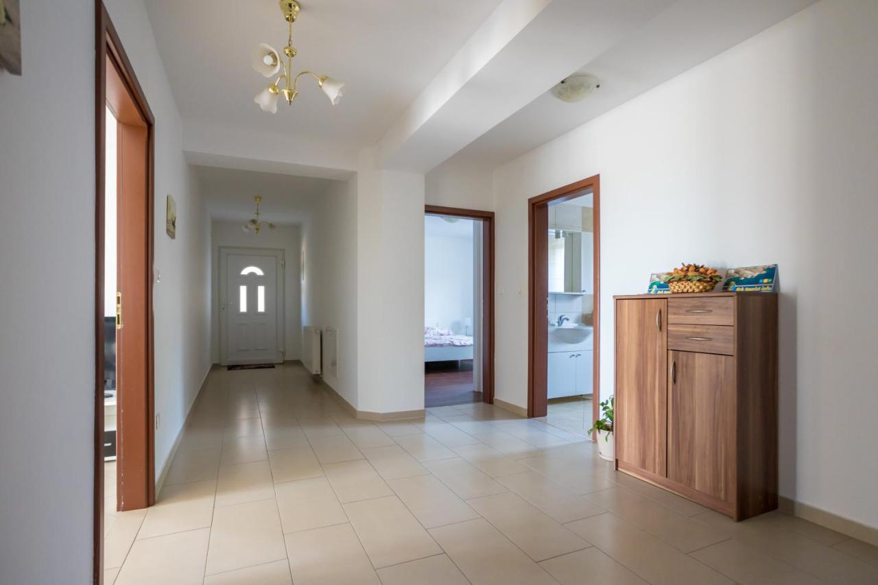 Apartmani Sandra Malinska Sveti Vid-Miholjice Exteriör bild